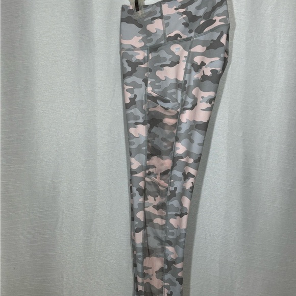 Fabletics High Waisted Powerhold 7/8 Leggings Women’s Pink Black camo 2 pockets - Picture 2 of 14